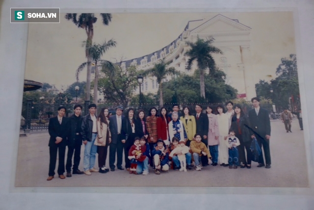 Tr&ecirc;n tường treo nhiều ảnh của gia đ&igrave;nh.