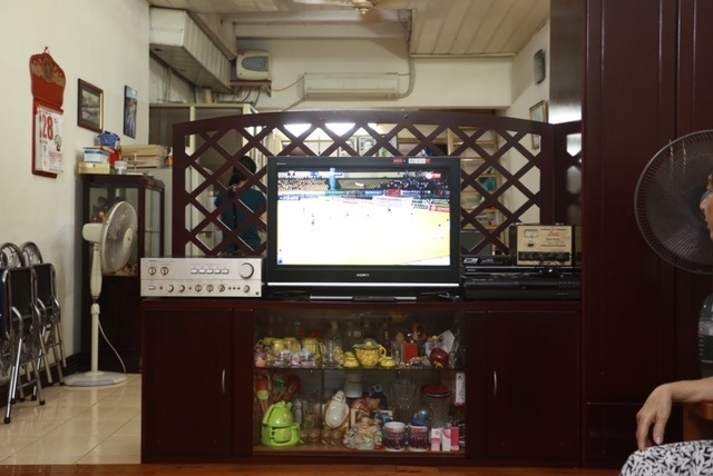 Ph&ograve;ng kh&aacute;ch v&agrave; ph&ograve;ng bếp được ngăn bằng một v&aacute;ch gỗ kh&aacute; đơn giản.