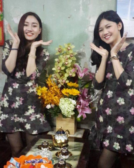 Hai chị em &Aacute; hậu nh&iacute; nhảnh trong khoảnh khắc thường ng&agrave;y.