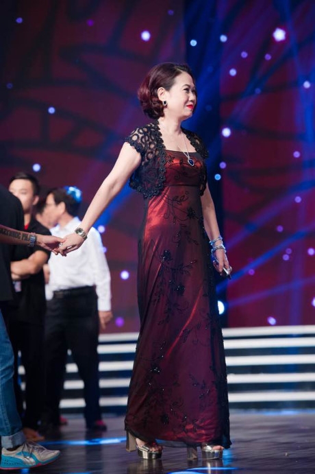 H&igrave;nh ảnh người mẹ sinh ra 2 n&agrave;ng &Aacute; Hậu trong gi&acirc;y ph&uacute;t đăng quang của người chị Tr&agrave; My. Nhiều người cho rằng 2 chị em nh&agrave; họ Ng&ocirc; thừa hưởng n&eacute;t đẹp từ mẹ.