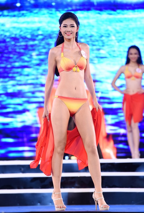 Với lợi thế h&igrave;nh thể, c&ocirc; được đ&aacute;nh gi&aacute; cao trong phần diễn bikini.