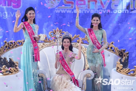 Khoảnh khắc Đỗ Mỹ Linh chạm v&agrave;o chiếc vương miện danh gi&aacute;.
