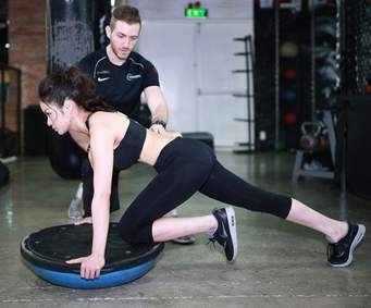 Người hướng dẫn tập luyện thể thao phải c&oacute; bằng cấp về chuy&ecirc;n ng&agrave;nh thể thao. (Ảnh Internet)