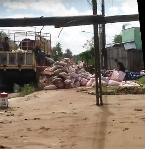 H&agrave;ng tấn r&aacute;c thải được Cty Đại Phong ngang nhi&ecirc;n tập kết với l&yacute; do l&agrave; người d&acirc;n mua?