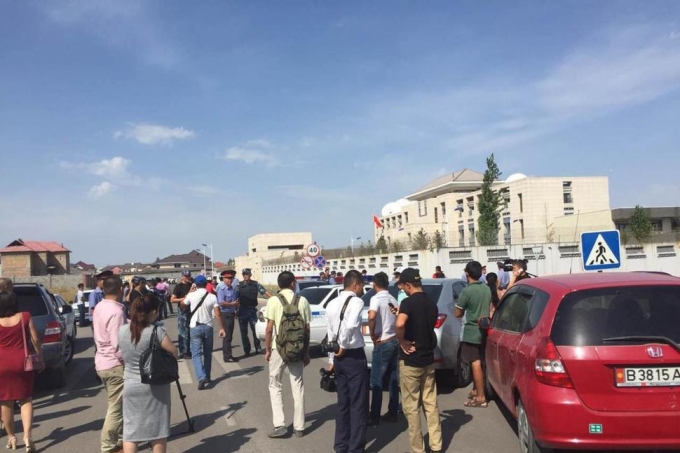 Người d&acirc;n tập trung gần hiện trường. (Ảnh: Xinhua)