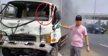 Kịch tính giải cứu tài xế xe tải mắc kẹt do xe khách bắt khách dọc đường