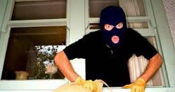 Khởi tố nữ tặc trộm iPhone trốn dưới gầm giường