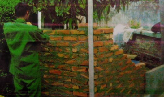 Ng&agrave;y 13/9/2013, b&agrave; Vinh cho thợ x&acirc;y bịt lối đi đ&atilde; được mở. (H&igrave;nh do gia đ&igrave;nh &ocirc;ng Tuấn cung cấp)