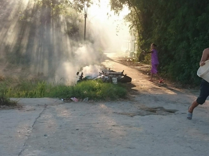 Qu&aacute; tức giận người vợ cũng đốt ch&aacute;y chiếc xe m&aacute;y thứ 2