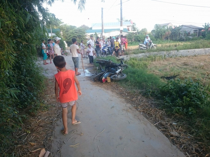 Sự việc chỉ dừng lại khi c&oacute; nhiều người d&acirc;n đến xem.