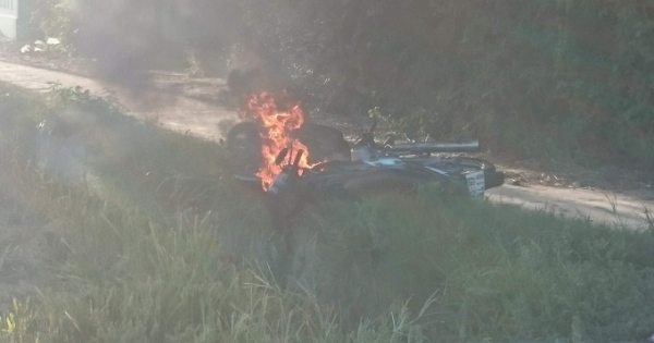 Huế: Vợ chồng “lục đục” lần lượt đem 2 chiếc xe máy ra đốt cháy