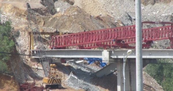 Ba dầm cầu trên cao tốc La Sơn - Túy Loan bị sập gãy