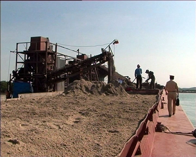 Lực lượng chức năng kiểm tra phương tiện khai th&aacute;c c&aacute;t tại khu vực gi&aacute;p gianh Quảng Ninh - Hải Ph&ograve;ng.  &nbsp;