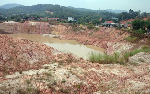 Moong đất s&eacute;t Gia B&igrave;nh tại khu 5, phường H&agrave; Khẩu (TP Hạ Long) đang đe dọa sự tồn tại c&aacute;c hộ d&acirc;n xung quanh.