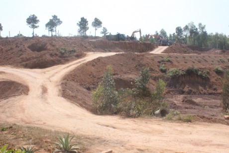 Một điểm khai th&aacute;c đất tr&aacute;i ph&eacute;p tại phường T&acirc;n An, TX Quảng Y&ecirc;n (Quảng Ninh).