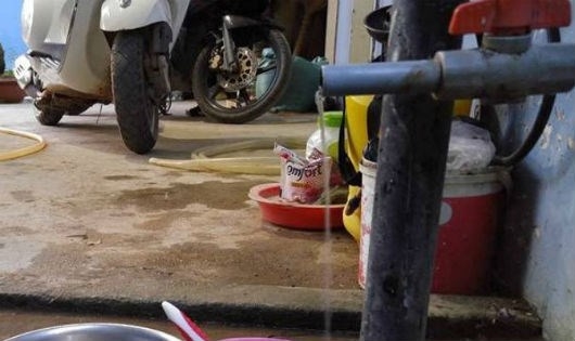 D&ugrave; trong thời gian cấp nước, nhưng người d&acirc;n ở th&ocirc;n Thanh Quang vẫn kh&ocirc;ng thể lấy nước v&igrave; nước chảy qu&aacute; yếu.