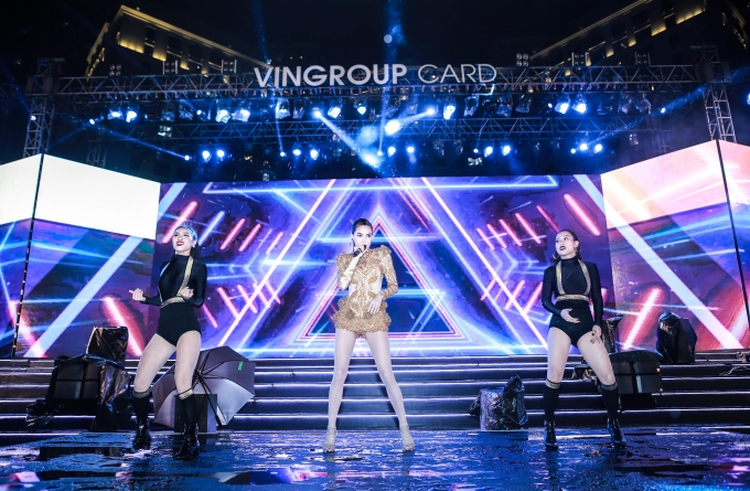 Nữ ho&agrave;ng giải tr&iacute; Việt &ndash; Hồ Ngọc H&agrave; n&oacute;ng bỏng với hit Destiny, Keep me in love.