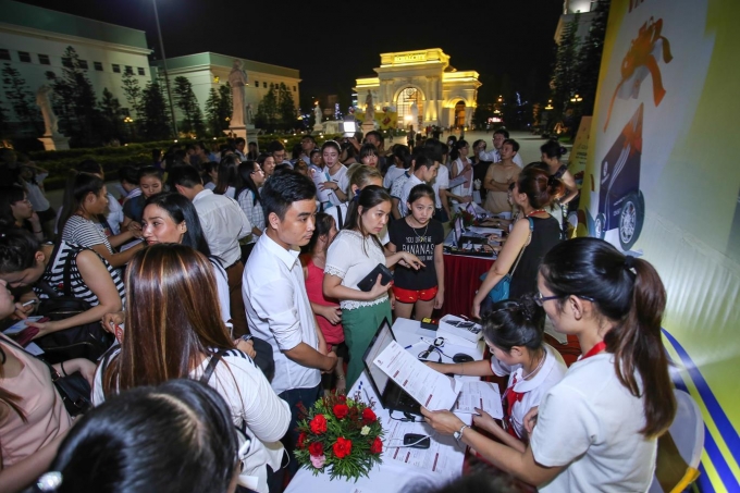 Trong gần 1 th&aacute;ng triển khai từ ng&agrave;y 1/8 đến hết 25/8/2016, chương tr&igrave;nh &ldquo;Vingroup Card &ndash; Một tấm thẻ - Vạn m&oacute;n qu&agrave;&rdquo; đ&atilde; tiếp cận mở thẻ mới cho hơn 100.000 kh&aacute;ch h&agrave;ng, n&acirc;ng con số thẻ th&agrave;nh vi&ecirc;n Vingroup Card đang được sử dụng tr&ecirc;n thị trường l&ecirc;n tới gần 900.000 thẻ.