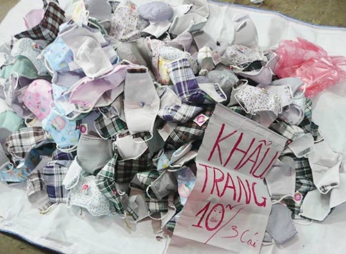 Nhiều người mua khẩu trang vỉa h&egrave; v&igrave; dễ mua, rẻ tiền.