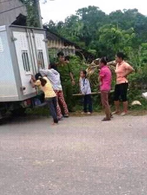 Đối tượng được &aacute;p giải về cơ quan c&ocirc;ng an để điều tra.&nbsp;