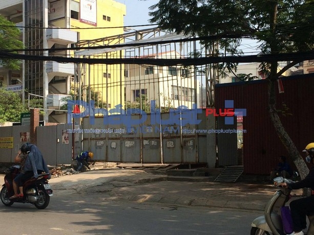 R&agrave;o t&ocirc;n qu&acirc;y k&iacute;n dự &aacute;n v&agrave; b&ecirc;n trong mọi thứ vẫn &aacute;n binh bất động.