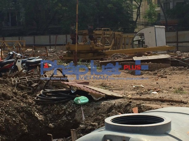 Vật liệu x&acirc;y dựng v&agrave; m&aacute;y m&oacute;c nằm ngổn ngang.