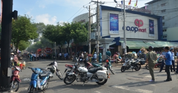 TP HCM: Siêu thị Co.opmart bốc cháy lúc rạng sáng