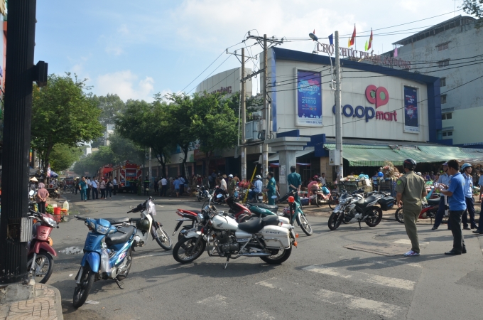 Giao th&ocirc;ng qua khu vực bị phong tỏa