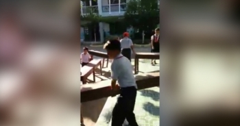 Dân mạng bàn luận sôi nổi việc học sinh khiêng bàn ghế, phụ huynh quay clip