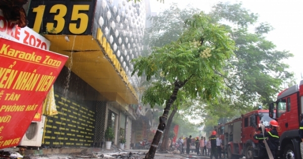 Từng mảng lửa rơi xuống từ quán Karaoke khiến người đi đường thót tim