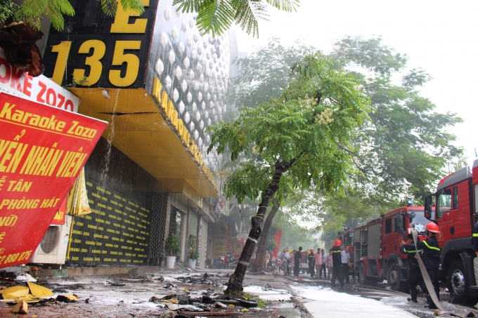 Từng mảng xốp mặt trước qu&aacute;n Karaoke mang theo lửa rơi xuống đất.