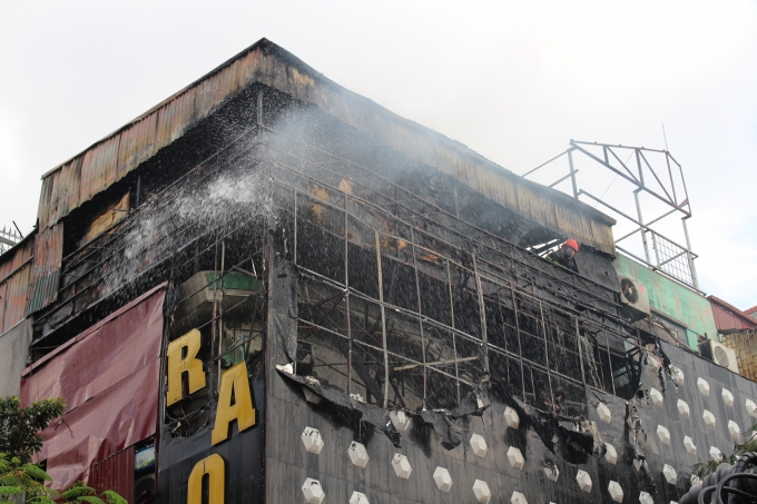 Ngọn lửa bắt đầu lan ra từ tầng 3 của qu&aacute;n.