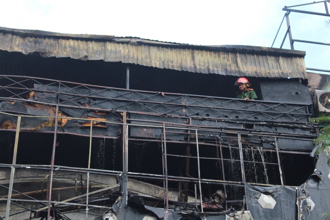 Một phần của qu&aacute;n Karaoke bị ngọn lửa thi&ecirc;u rụi