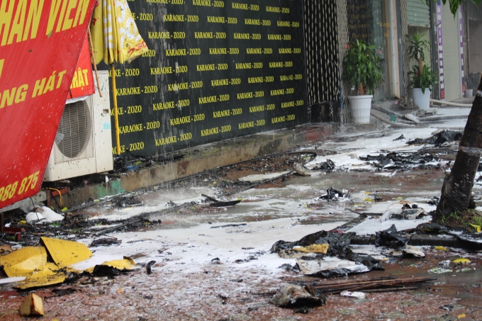 Từng mảng lửa rơi xuống từ qu&aacute;n Karaoke khiến người đi đường th&oacute;t tim