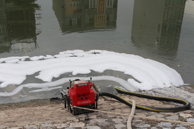 Lực lượng chức năng buộc phải d&ugrave;ng nguồn nước tại chỗ.