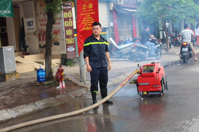 Từng mảng lửa rơi xuống từ qu&aacute;n Karaoke khiến người đi đường th&oacute;t tim