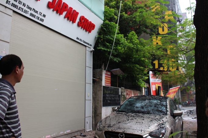 Chiếc &ocirc; t&ocirc; để dưới vỉa h&egrave; cũng bị vạ l&acirc;y.