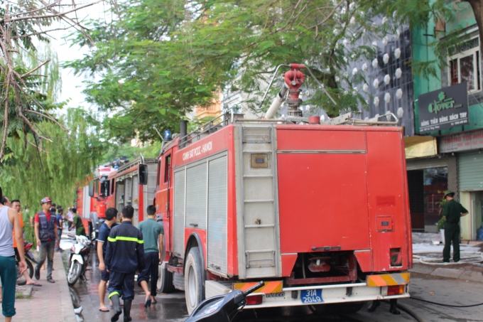 H&agrave;ng chục c&aacute;n bộ chiến sỹ c&ugrave;ng nhiều xe chữa ch&aacute;y được huy động để dập lửa