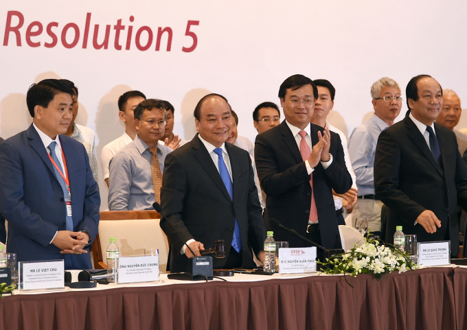 Thủ tướng g&otilde; b&uacute;a thể hiện sự đo&agrave;n kết thống nhất của diễn đ&agrave;n.