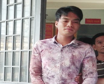 Nguyễn Minh T&agrave;i đến cơ quan c&ocirc;ng an đầu th&uacute;. (Ảnh: b&aacute;o D&acirc;n tr&iacute;)