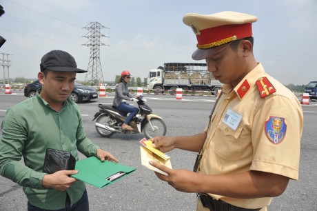 Không tăng mức xử phạt giao thông từ 1/8