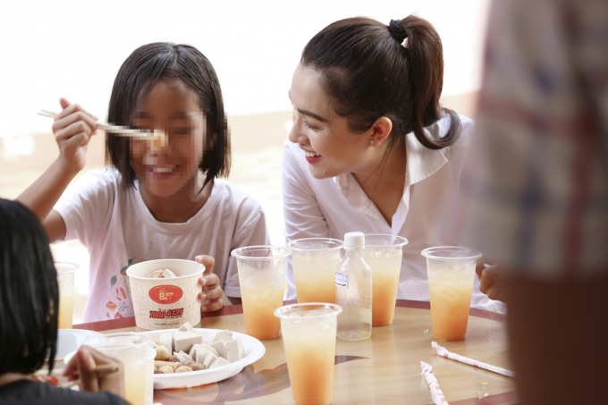 &Aacute; hậu Lệ Hằng tận t&igrave;nh nấu ăn cho trẻ em nhiễm HIV