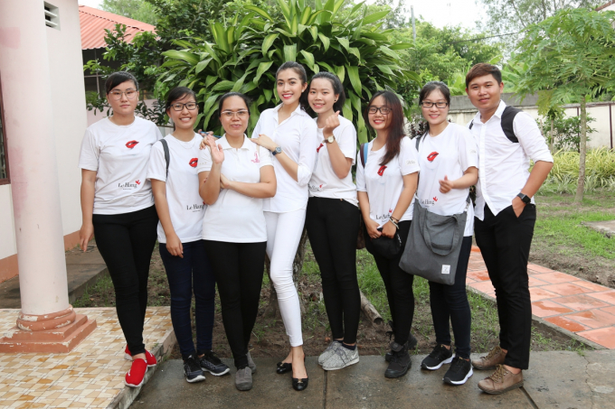 &Aacute; hậu Lệ Hằng tận t&igrave;nh nấu ăn cho trẻ em nhiễm HIV