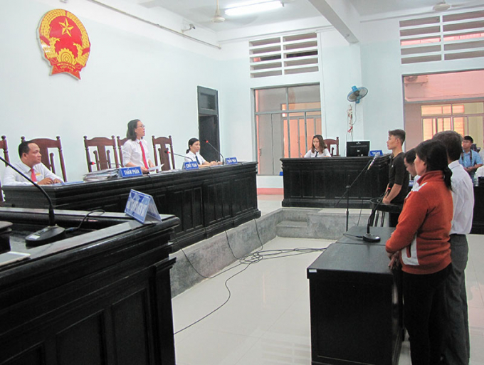 HĐXX quyết định ho&atilde;n phi&ecirc;n t&ograve;a (ảnh B&aacute;o Kh&aacute;nh H&ograve;a).