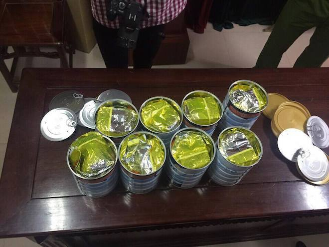 8 hộp sữa chứa đầy ma t&uacute;y đ&aacute;.