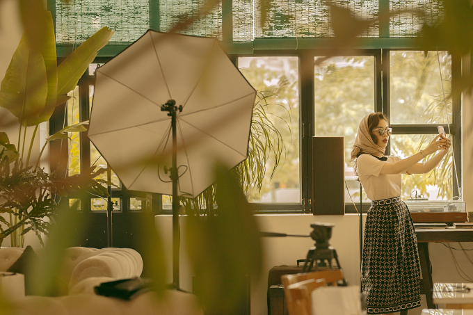 Ngỡ ng&agrave;ng với phong c&aacute;ch &ldquo;thời xa vắng&rdquo; của &ldquo;qu&yacute; c&ocirc; bolero&rdquo; Giang Hồng Ngọc