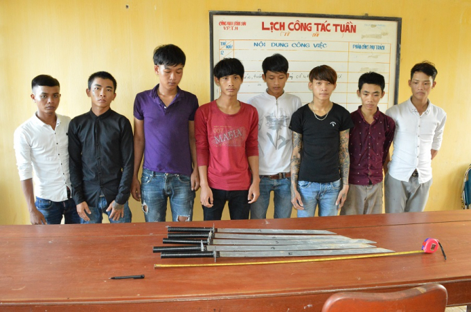 8 đối tượng bị bắt giữ v&agrave; hung kh&iacute; được c&ocirc;ng an thu giữ. Ảnh: CAQN.