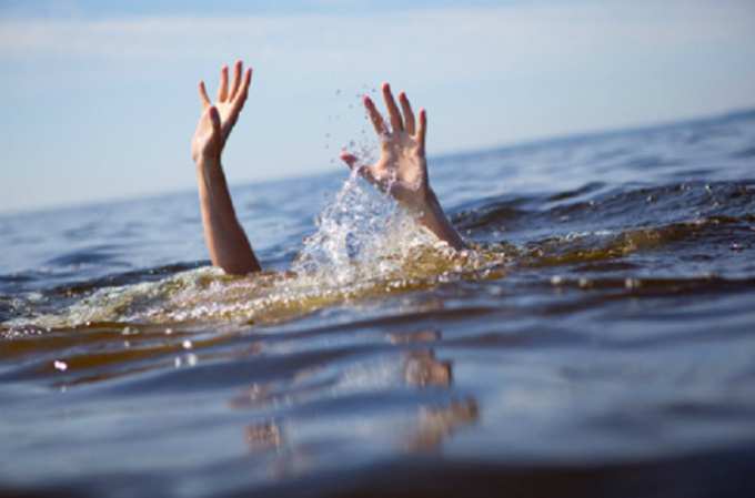 Ba mẹ con đi tắm s&ocirc;ng kh&ocirc;ng may bị đuối nước thương t&acirc;m (ảnh minh họa).