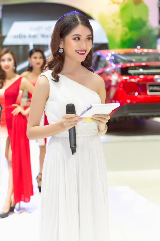 &Aacute; hậu Thuỳ Dung tiếp tục lấn s&acirc;n vai tr&ograve; MC song ngữ