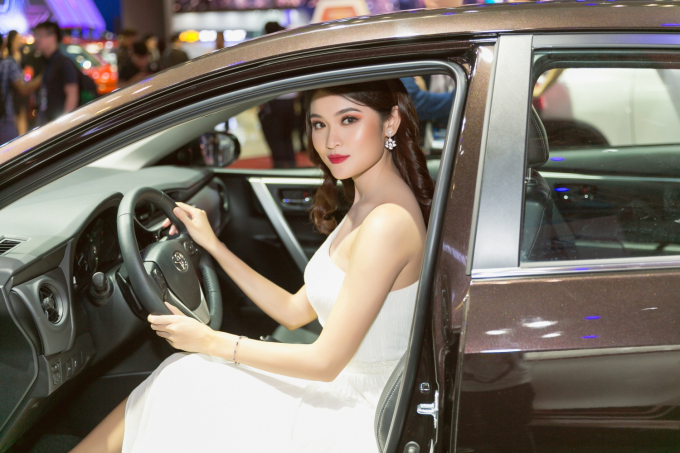 &Aacute; hậu Thuỳ Dung tiếp tục lấn s&acirc;n vai tr&ograve; MC song ngữ